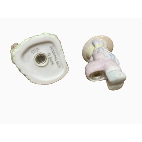 Precious Moments Seasoned with a Smile Salt and Pepper Shaker Set Porcelain 1997 - Picture 8 of 11